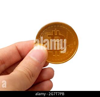 Die Hand des Mannes hält eine goldene Bitcoin isoliert auf weißem Hintergrund Stockfoto