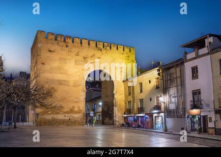 Granada, Spanien. Blick auf das historische Tor von Elvira (Puerta de Elvira) in der Abenddämmerung Stockfoto