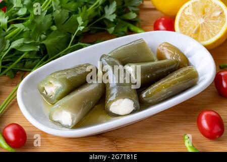 Käse gefüllte Jalapeno Peppers auf Holzhintergrund Stockfoto