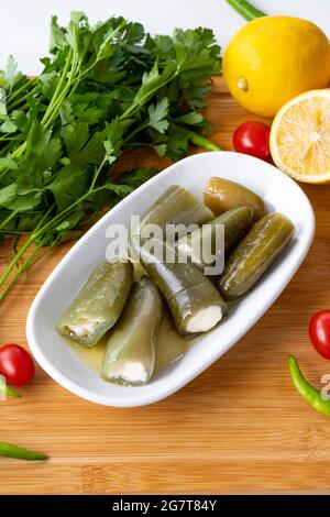 Käse gefüllte Jalapeno Peppers auf Holzhintergrund Stockfoto