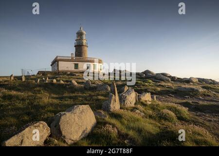 Antiker Leuchtturm von Corrubedo in Galicien, Spanien Stockfoto