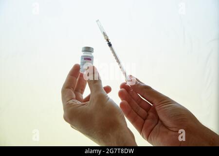 Kiew, Ukraine – 26. Juni 2021: Impfstoff gegen AstraZeneca. Impfungen während des Coronavirus. Impfstoffflaschen wirksam bei der Vorbeugung von Covid-19-Infektionen. Hoch Stockfoto