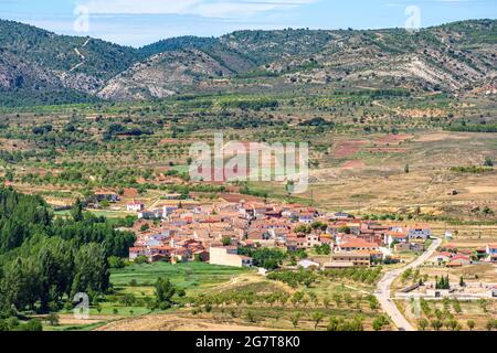 Blick auf eine Stadt in der Naturlandschaft. Santo Domingo de Moya, Cuenca, Castilla-La Mancha, Spanien Stockfoto