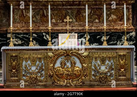 Rom, Italien. September 2017. 16. September 2017 : Heilige Messe in einem alten Ritus, der von Msgr. Guido Pozzo am Altar des Stuhls im Petersdom im Vatikan. Kredit: Unabhängige Fotoagentur/Alamy Live Nachrichten Stockfoto