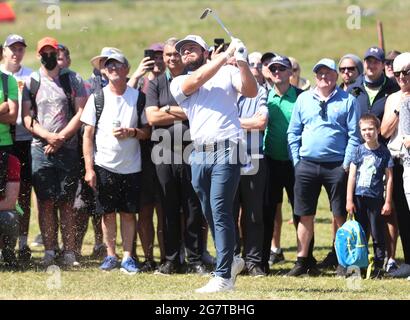 Das englische Tyrrell Hatton wird am zweiten Tag der Open im Royal St. George's Golf Club in Sandwich, Kent, von der Menge auf dem 17. Green beobachtet. Bilddatum: Freitag, 16. Juli 2021. Stockfoto