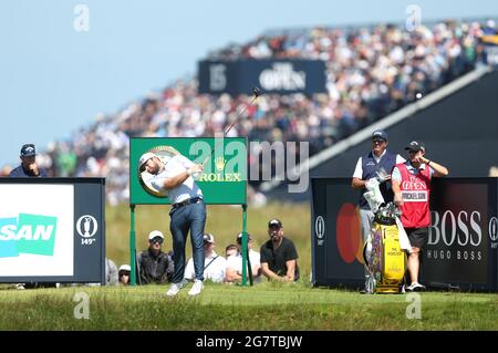Am zweiten Tag der Open im Royal St. George's Golf Club in Sandwich, Kent, zieht sich das englische Tyrrell Hatton vom 17. Ab, wobei die Massen vom 15. Im Hintergrund stehen. Bilddatum: Freitag, 16. Juli 2021. Stockfoto