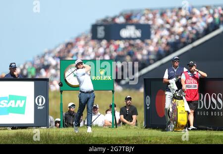 Am zweiten Tag der Open im Royal St. George's Golf Club in Sandwich, Kent, zieht sich das englische Tyrrell Hatton vom 17. Ab, wobei die Massen vom 15. Im Hintergrund stehen. Bilddatum: Freitag, 16. Juli 2021. Stockfoto