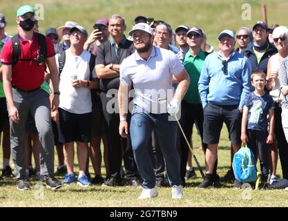 Das englische Tyrrell Hatton wird am zweiten Tag der Open im Royal St. George's Golf Club in Sandwich, Kent, von der Menge auf dem 17. Green beobachtet. Bilddatum: Freitag, 16. Juli 2021. Stockfoto