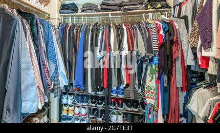 Pano kleiner begehbarer Schrank mit Hängestangen und Regalen Stockfoto