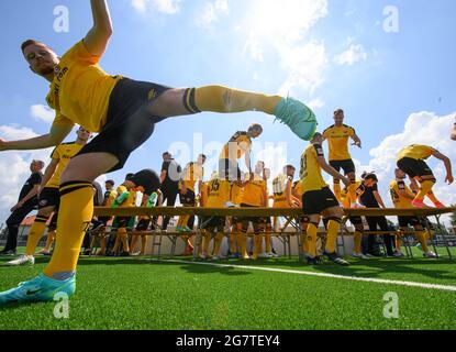 Dresden, Deutschland. Juli 2021. Fußball: 2. liga, Team-Fotosession, SG Dynamo Dresden, Saison 2021/2021, in der Aok Plus Walter-Fritzsch-Akademie. Dynamos Spieler Paul springt nach der Fotosession von einem Biertisch, während Teamkollegen im Hintergrund abspringen. Quelle: Robert Michael/dpa-Zentralbild/dpa/Alamy Live News Stockfoto