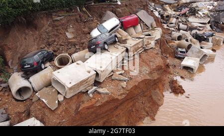 Erftstadt, Deutschland. Juli 2021. Autos liegen in einem ausgewaschenen Teil des Blesem Bezirks. Kredit: David Young/dpa/Alamy Live Nachrichten Stockfoto