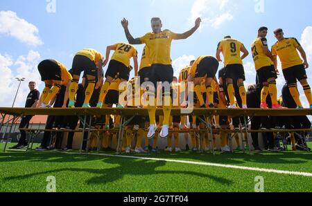 Dresden, Deutschland. Juli 2021. Fußball: 2. Liga, Team-Fotosession, SG Dynamo Dresden, Saison 2021/2021, in der Aok Plus Walter-Fritzsch-Akademie. Dynamos Spieler Michael Sollbauer (M) springt nach der Fotosession als erster von einem Biertisch, während seine Teamkollegen noch warten. Quelle: Robert Michael/dpa-Zentralbild/dpa/Alamy Live News Stockfoto