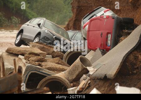 Erftstadt, Deutschland. Juli 2021. Autos liegen in einem ausgewaschenen Teil des Blesem Bezirks. Kredit: David Young/dpa/Alamy Live Nachrichten Stockfoto