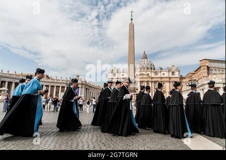 Rom, Italien. September 2017. 16. September 2017 : die Priester beten den salm, wenn sie in der Petersbasilika ankommen, um an der Messe im alten Ritus anlässlich des zehnten Jahrestages des Motu proprio von Papa Benedetto XVI 'Summorum Pontificum' im Vatikan teilzunehmen. Kredit: Unabhängige Fotoagentur/Alamy Live Nachrichten Stockfoto