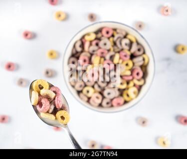 Coloful Cerealien-Frühstücksringe in einer Schüssel mit Löffel schlingern Stockfoto