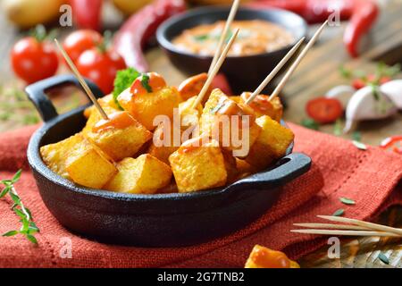 Spanische Patatas-Bravas mit würziger Chilisauce, eine traditionelle Vorspeise und Barspeisen Stockfoto