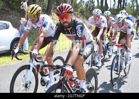 Der Belgier Greg Van Avermaet vom AG2R-Team und der Belgier Thomas De Gendt vom Lotto Soudal wurden während der Etappe 19 der 108. Ausgabe von in Aktion gezeigt Stockfoto