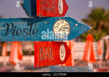 Wegweiser am Strand von spiaggia di castello in Vieste, Gargano, Apulien, Italien Stockfoto