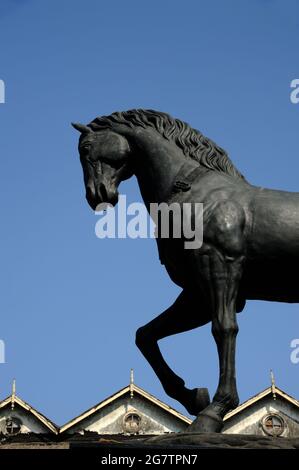 Kala Ghoda die Statue der Bronzeskulptur 25 Fuß Denkmal; hat das Pferd den Namen ‘Geist von Kala Ghoda’. Kultiger Horse Rajabai Uhrenturm im Hintergrund Stockfoto