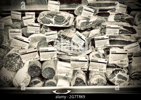 Gereifte Wurstwaren im Murray's Cheese Flagship Store in der Bleecker Street in Greenwich Village, New York City. Eröffnet im Jahr 1940, ist jetzt im Besitz von Kroger Co. Stockfoto