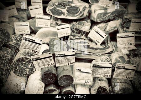 Gereifte Wurstwaren im Murray's Cheese Flagship Store in der Bleecker Street in Greenwich Village, New York City. Eröffnet im Jahr 1940, ist jetzt im Besitz von Kroger Co. Stockfoto