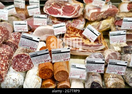 Gereifte Wurstwaren im Murray's Cheese Flagship Store in der Bleecker Street in Greenwich Village, New York City. Eröffnet im Jahr 1940, ist jetzt im Besitz von Kroger Co. Stockfoto