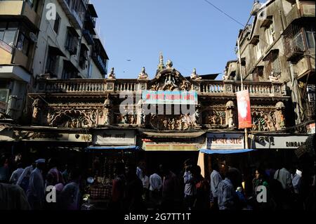 Mumbai; Maharashtra; Indien-Asien; März; 2015: Shri lakshmi narayan Tempel; Old Building Masse städtischen Gehäuse; kabutar khana; Bhuleshwar; Charni Straße. Stockfoto