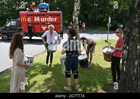 Scunthorpe, Großbritannien. Juli 2021. Animal Rebellion inszenieren eine Blockade außerhalb von McDonald's Fleischlieferanten OSI Food Solutions. Demonstranten fordern McDonald's, bis 2025 vegan zu gehen. Quelle: Andrea Domeniconi/Alamy Live News Stockfoto