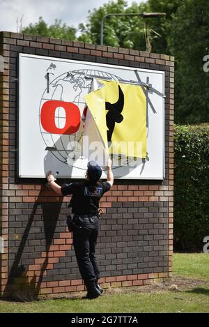 Scunthorpe, Großbritannien. Juli 2021. Animal Rebellion inszenieren eine Blockade außerhalb von McDonald's Fleischlieferanten OSI Food Solutions. Demonstranten fordern McDonald's, bis 2025 vegan zu gehen. Quelle: Andrea Domeniconi/Alamy Live News Stockfoto