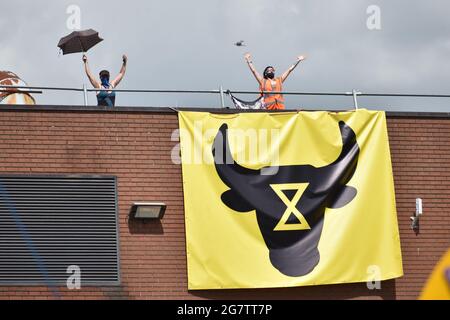 Scunthorpe, Großbritannien. Juli 2021. Animal Rebellion inszenieren eine Blockade außerhalb von McDonald's Fleischlieferanten OSI Food Solutions. Demonstranten fordern McDonald's, bis 2025 vegan zu gehen. Quelle: Andrea Domeniconi/Alamy Live News Stockfoto