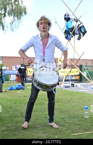 Scunthorpe, Großbritannien. Juli 2021. Animal Rebellion inszenieren eine Blockade außerhalb von McDonald's Fleischlieferanten OSI Food Solutions. Demonstranten fordern McDonald's, bis 2025 vegan zu gehen. Quelle: Andrea Domeniconi/Alamy Live News Stockfoto