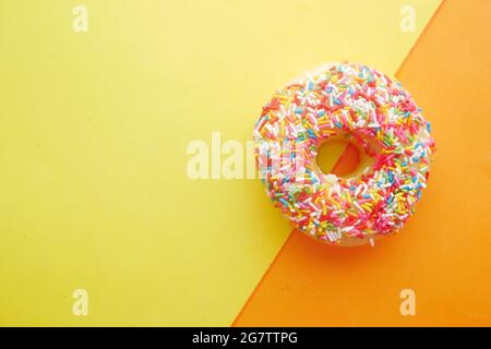 Süße Donuts auf farbigem Hintergrund mit Kopierbereich Stockfoto