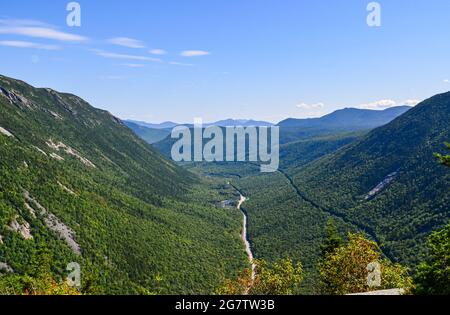 Blick vom Mount Willard in den White Mountains von New Hampshire. Crawford Notch State Park. Speicherplatz kopieren. Stockfoto