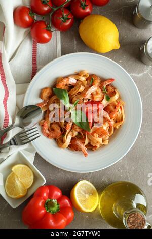 Gewürz, Sauce, Kochen, Gericht, Tisch, Raum, Hintergrund, Abendessen, Pasta, lecker, Kochen, Hintergrund, gekocht, Essen, Käse, parmesan, Fettucini, Restaurant Stockfoto