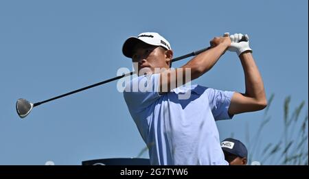 Sandwich, Kent. 16. Juli 2021: Collin Morikawa aus den USA schlägt am zweiten Tag der Open Championship im Royal St George's in Sandwich, Kent, am Freitag, den 16. Juli 2021, am 17. Loch ab. Foto von Hugo Philpott/UPI Credit: UPI/Alamy Live News Stockfoto