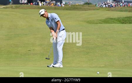 Sandwich, Kent. 16. Juli 2021: Collin Morikawa aus den USA legt am Freitag, den 16. Juli 2021, am zweiten Tag der Open Championship im Royal St George's in Sandwich, Kent, das 17. Grün ein. Foto von Hugo Philpott/UPI Credit: UPI/Alamy Live News Stockfoto