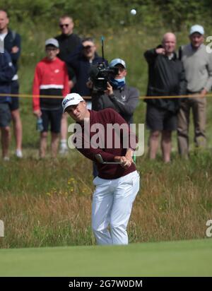 Kent, Großbritannien. Freitag, 16. Juli: Justin Thomas aus den USA chip am zweiten Tag der Open Championship im Royal St George's in Sandwich, Kent, am Freitag, 16. Juli 2021 auf das dritte Grün. Foto von Hugo Philpott/UPI Credit: UPI/Alamy Live News Stockfoto