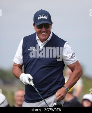 Kent, Großbritannien. Freitag, 16. Juli: Phil Mickelson von den USA lächelt am zweiten Tag der Open Championship bei Royal St George's in Sandwich, Kent, am Freitag, 16. Juli 2021, am fünften Loch. Foto von Hugo Philpott/UPI Credit: UPI/Alamy Live News Stockfoto