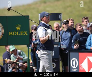 Kent, Großbritannien. Freitag, 16. Juli: Phil Mickelson aus den USA beobachtet seinen Ball am zweiten Tag der Open Championship am Royal St George's in Sandwich, Kent, am Freitag, 16. Juli 2021. Foto von Hugo Philpott/UPI Credit: UPI/Alamy Live News Stockfoto
