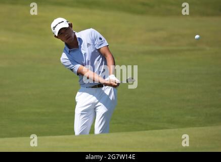 Sandwich, Kent. 16. Juli 2021: Collin Morikawa aus den USA chip am zweiten Tag der Open Championship im Royal St George's in Sandwich, Kent, am Freitag, 16. Juli 2021 auf das 17. Green. Foto von Hugo Philpott/UPI Credit: UPI/Alamy Live News Stockfoto