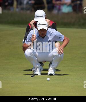 Sandwich, Kent. 16. Juli 2021: Collin Morikawa aus den USA legt am Freitag, 16. Juli 2021, am 17. Grünen Tag der Open Championship im Royal St George's in Sandwich, Kent, einen Putt mit seinem Caddie an. Foto von Hugo Philpott/UPI Credit: UPI/Alamy Live News Stockfoto