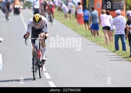 Der Slowene Matej Mohoric aus Bahrain siegreich in Aktion während der Etappe 19 der 108. Auflage des Radrennens der Tour de France von Mourenx Stockfoto