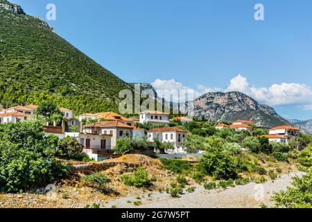 Die Stadt Leonidio in Peloponnes, Griechenland an einem sonnigen Sommertag Stockfoto