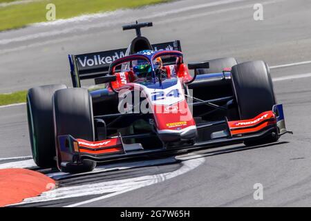 Silverstone Circuit, Silverstone, Northamptonshire, Großbritannien. Juli 2021. F2 großer Preis von Großbritannien, freies Training; Bent Viscaal in seinem Trident Dallara F2 2018 Credit: Action Plus Sports/Alamy Live News Stockfoto