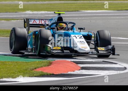 Silverstone Circuit, Silverstone, Northamptonshire, Großbritannien. Juli 2021. F2 großer Preis von Großbritannien, freies Training; Limim Zendeli in seinem MP Motorsport Dallara F2 2018 Credit: Action Plus Sports/Alamy Live News Stockfoto