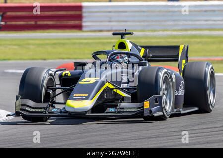 Silverstone Circuit, Silverstone, Northamptonshire, Großbritannien. Juli 2021. F2 großer Preis von Großbritannien, freies Training; Dan Tinktum in seinem Carlin Dallara F2 2018 Credit: Action Plus Sports/Alamy Live News Stockfoto