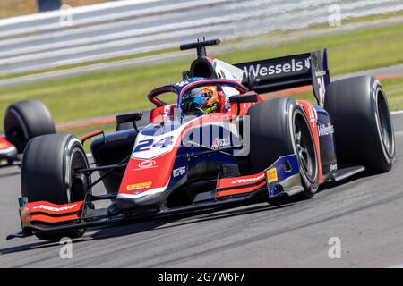 Silverstone Circuit, Silverstone, Northamptonshire, Großbritannien. Juli 2021. F2 großer Preis von Großbritannien, freies Training; Bent Viscaal in seinem Trident Dallara F2 2018 Credit: Action Plus Sports/Alamy Live News Stockfoto