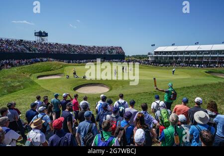 Gesamtansicht des 16. Grüns am zweiten Tag der Open im Royal St George's Golf Club in Sandwich, Kent. Bilddatum: Freitag, 16. Juli 2021. Stockfoto