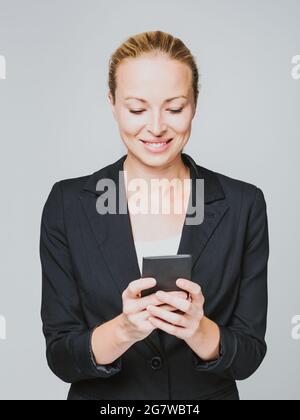 Schöne junge kaukasischen Geschäftsfrau mit Handy. Stockfoto