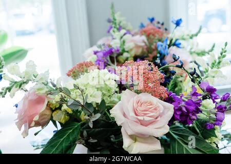 Ein einfacher Blumenstrauß mit rosa Rosen in einem Floristen-Shop Stockfoto